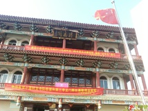 小港老协在老人亭挂红恭喜“王中王”龙舟队