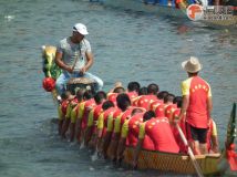 7-30乐清华隆鑫港队-东山南 旗子上字写错了 抗着一面错别字大旗