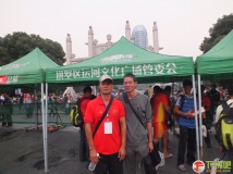 捡个空和潘广德合影