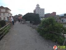 桥下 由仁桥 护栏 被破坏