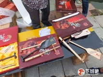 武进站的龙舟桨纪念品