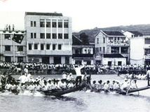 一张几十年前的龙舟图片