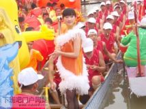 “黑丝女”领衔龙舟比赛