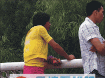 极品MM去看划龙舟了，好美的背影~~ [转]