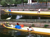 台风过后,深顿的溜哥一人能划两只龙舟