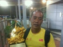 抱着奖杯的潘醒林