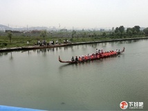 后所阿尼：在白石火车站前发现一条女龙