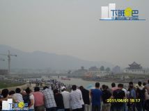 6-1中心公园的看客比云浦河多了几倍 四环路都快堵塞了